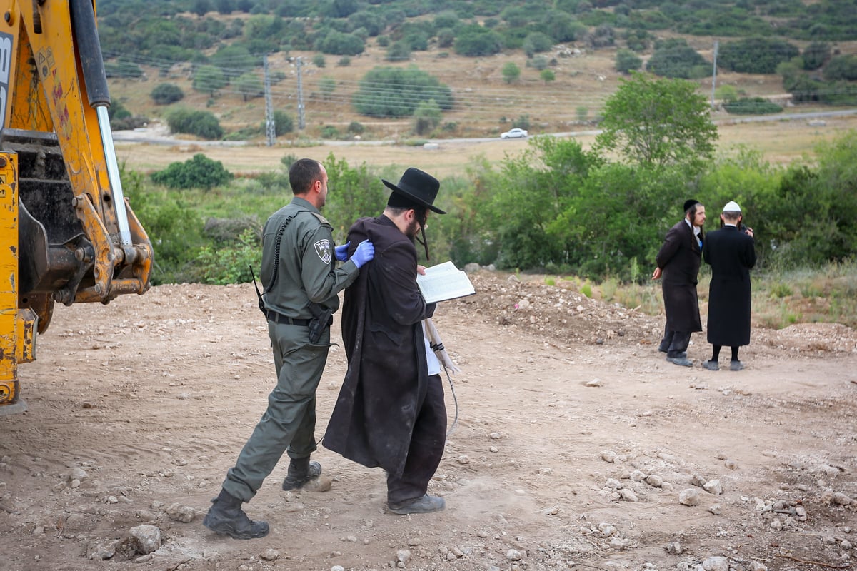 מחאה סוערת: 3 עצורים בהפגנה נגד "חילול קברים"