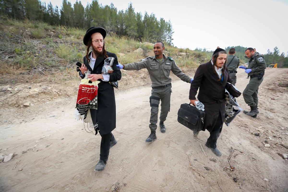 מחאה סוערת: 3 עצורים בהפגנה נגד "חילול קברים"