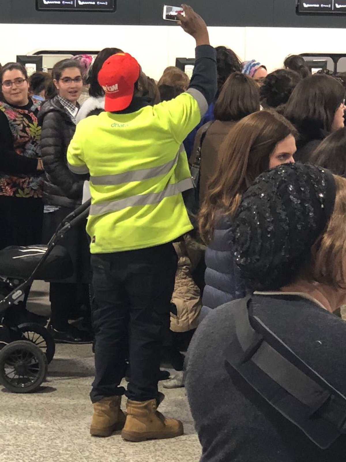 גברים, נשים וטף נפרדו מהגרא"צ בעק בנמל התעופה • צפו