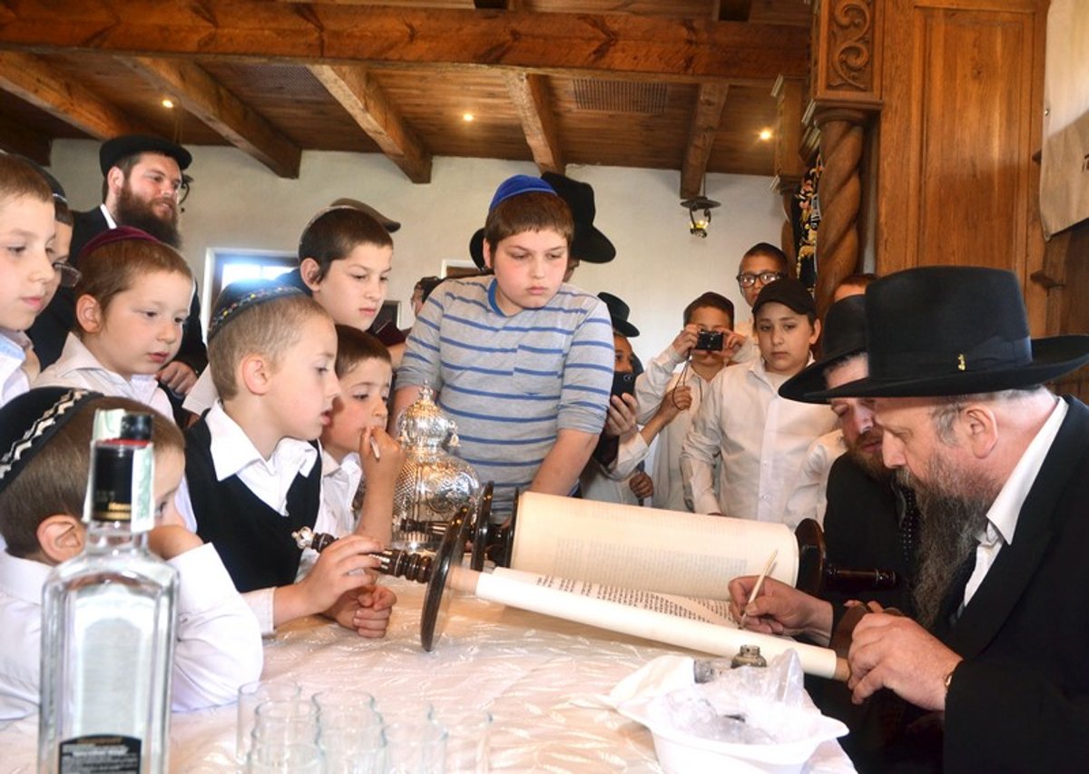 הכנסת ספר תורה לביהכנ"ס בז'יטומיר • גלריה