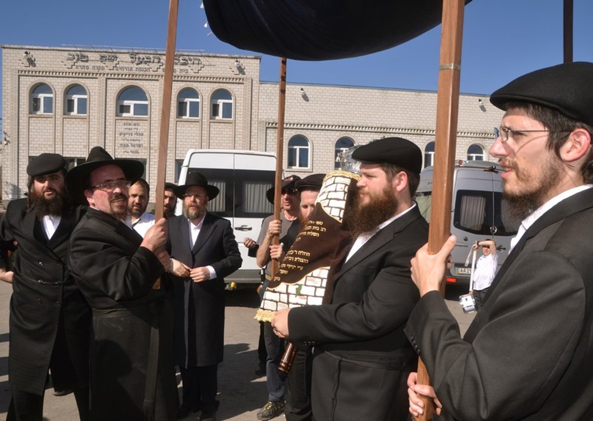 הכנסת ספר תורה לביהכנ"ס בז'יטומיר • גלריה