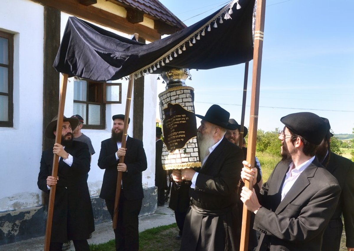 הכנסת ספר תורה לביהכנ"ס בז'יטומיר • גלריה