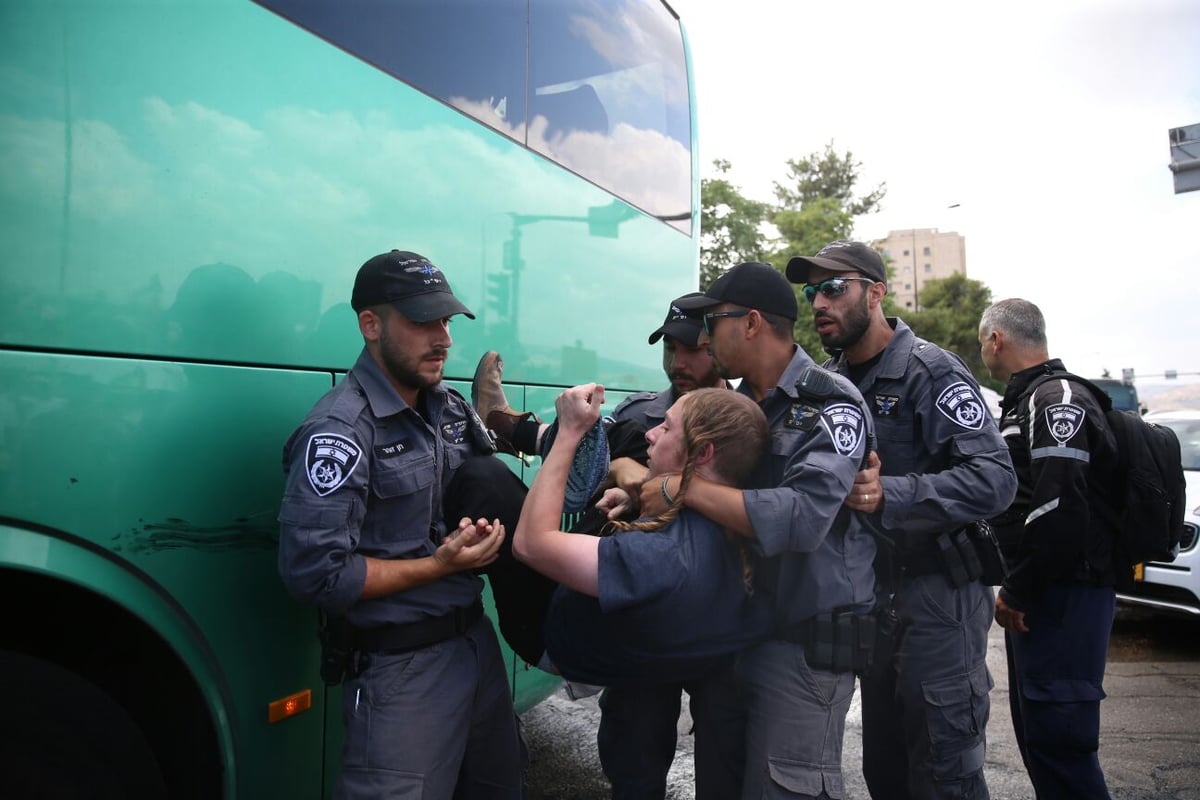 פעילי ימין חסמו את הכניסה לי-ם; 4 נעצרו