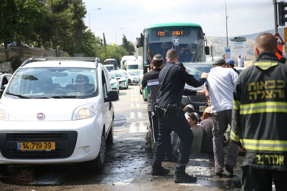 פעילי ימין חסמו את הכניסה לי-ם; 4 נעצרו