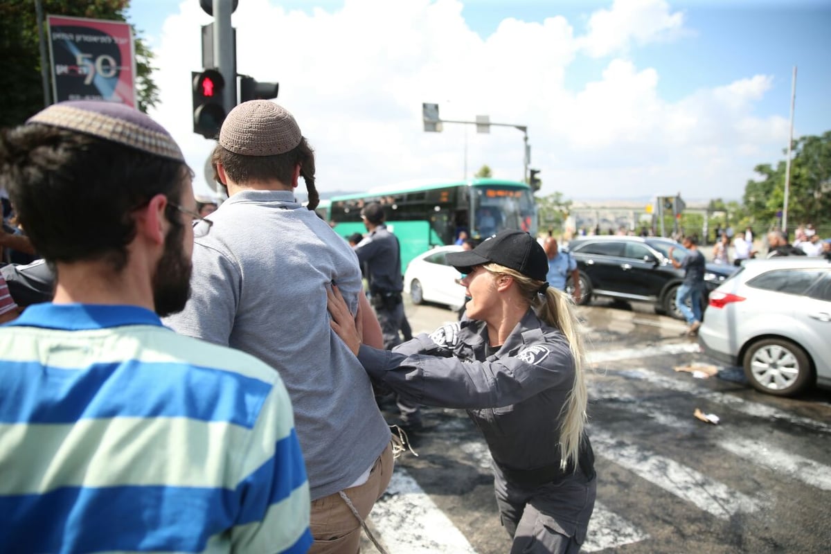 פעילי ימין חסמו את הכניסה לי-ם; 4 נעצרו