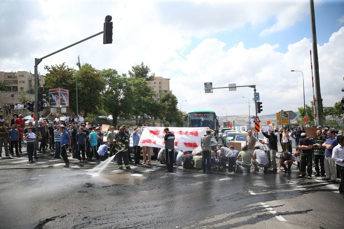 פעילי ימין חסמו את הכניסה לי-ם; 4 נעצרו