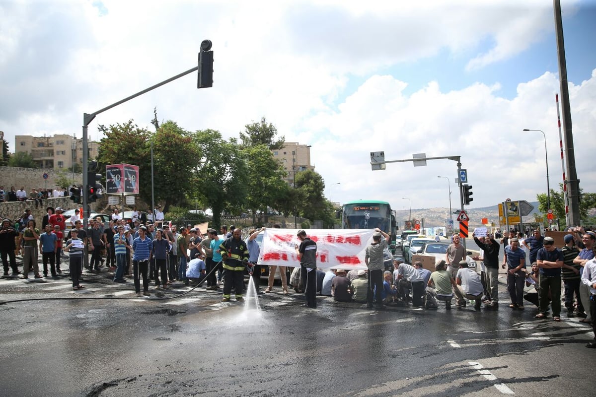 פעילי ימין חסמו את הכניסה לי-ם; 4 נעצרו