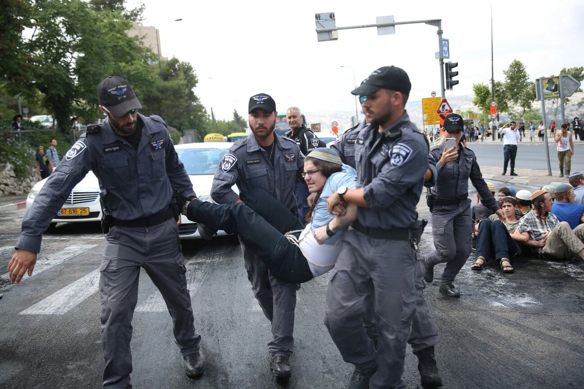 פעילי ימין חסמו את הכניסה לי-ם; 4 נעצרו