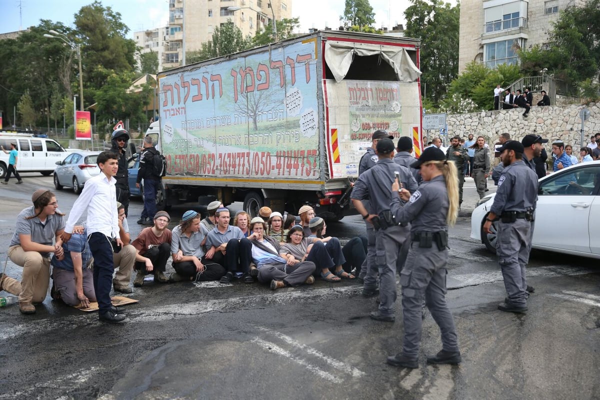 פעילי ימין חסמו את הכניסה לי-ם; 4 נעצרו