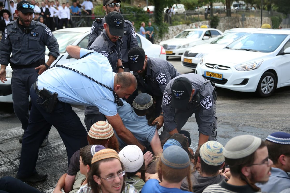 פעילי ימין חסמו את הכניסה לי-ם; 4 נעצרו