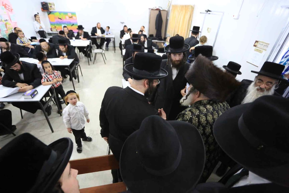 האדמו"ר מויז'ניץ חיזק את העובדים הלומדים