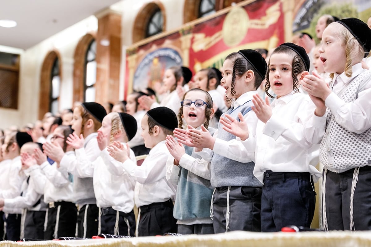 חומש סעודה לילדי סאטמר בבורו פארק. צפו