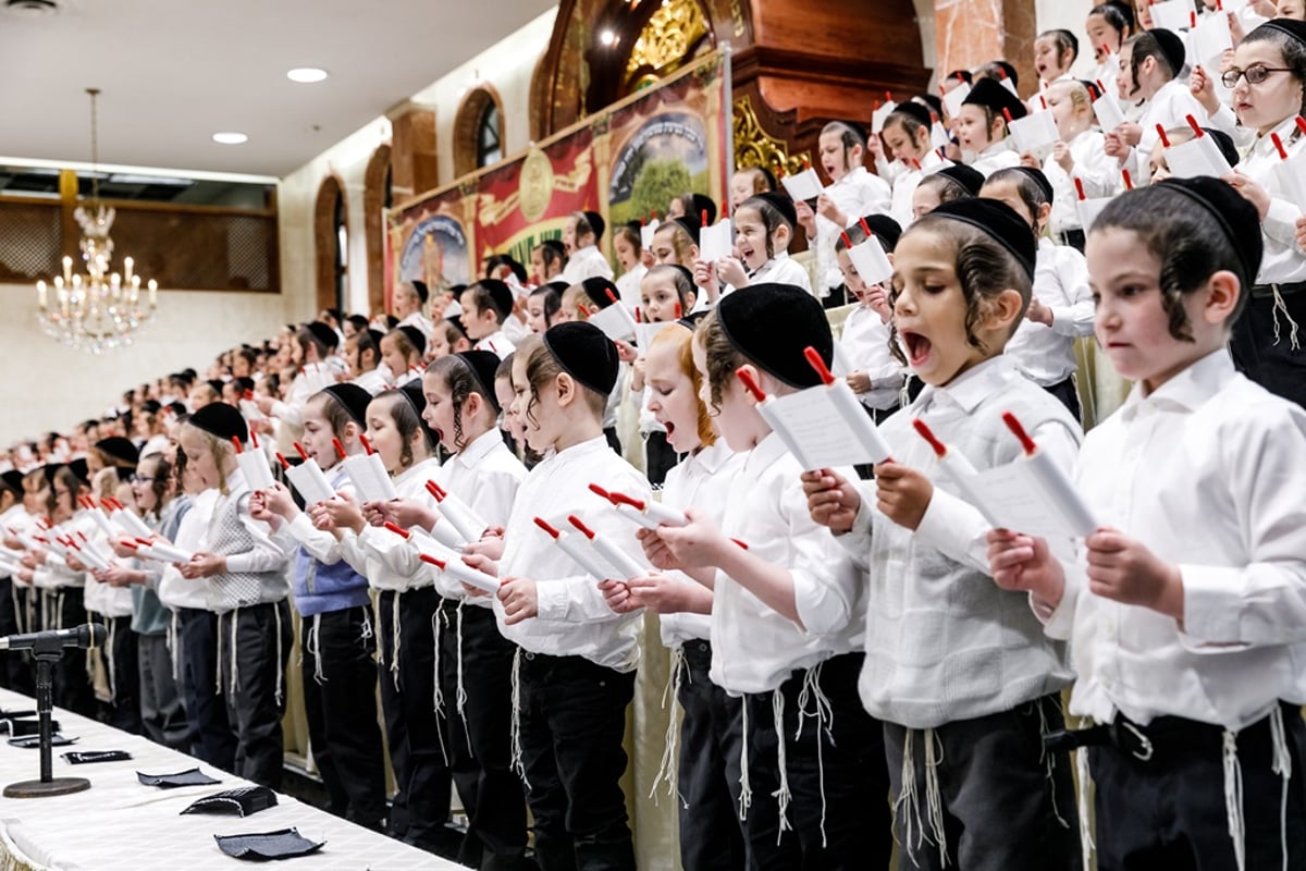 חומש סעודה לילדי סאטמר בבורו פארק. צפו