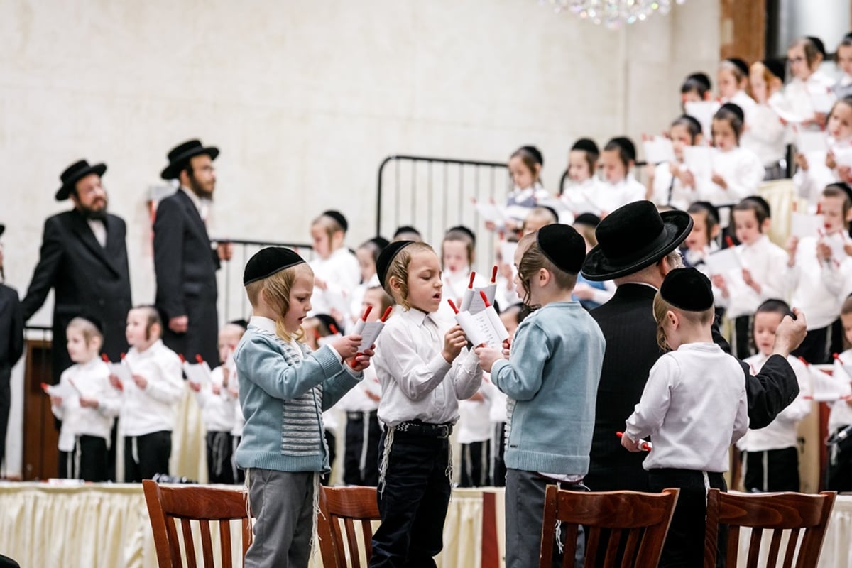 חומש סעודה לילדי סאטמר בבורו פארק. צפו