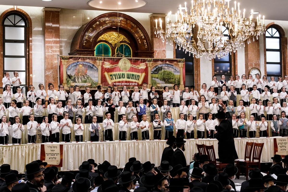 חומש סעודה לילדי סאטמר בבורו פארק. צפו