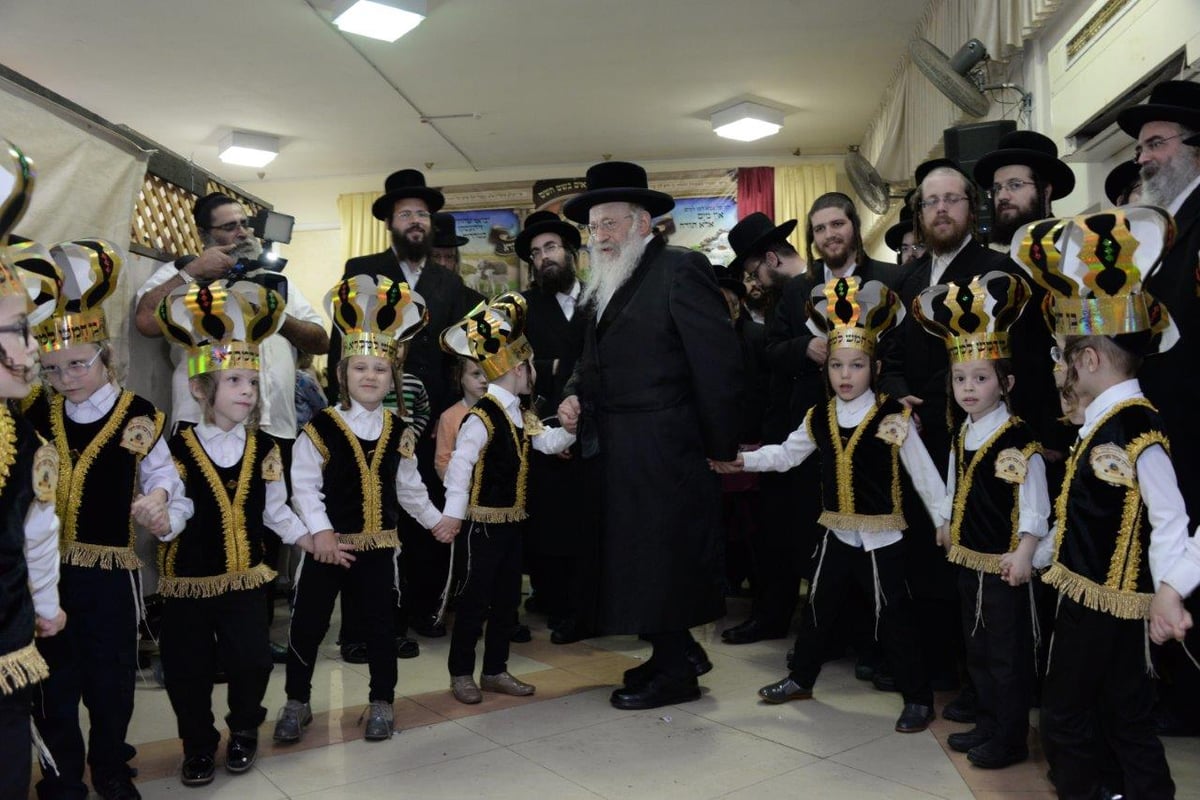 ילדי צאנז בחיפה חגגו במסיבת חומש • צפו