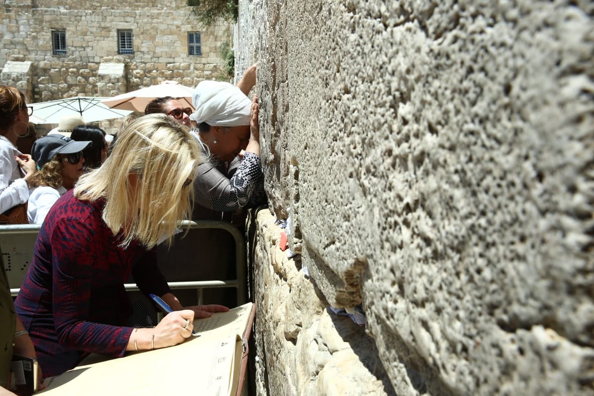 קירסטן נילסן ביקרה בכותל והודתה לאלוקים • צפו