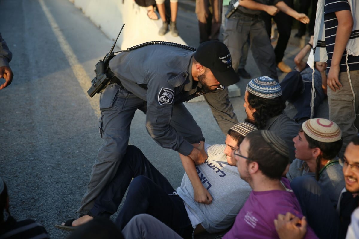 עשרות צעירים חוסמים את הכניסה לבירה