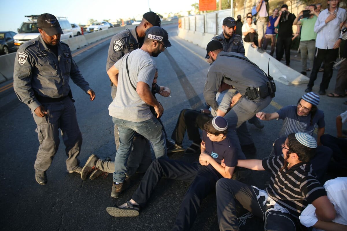 עשרות צעירים חוסמים את הכניסה לבירה