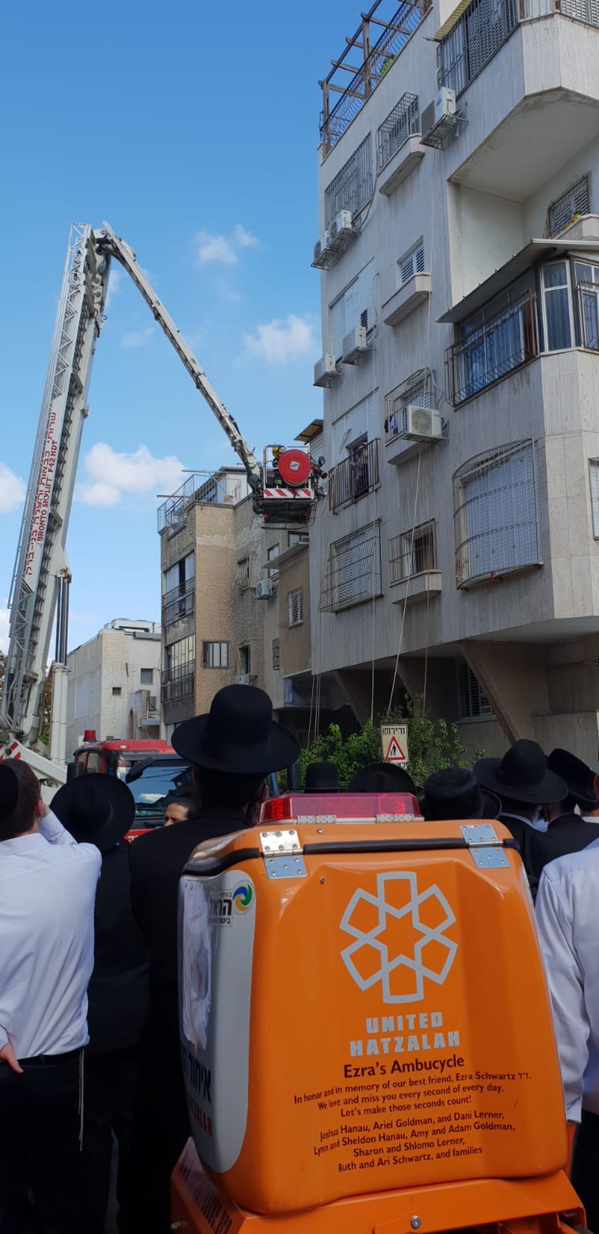 ארבעה ילדים ואימם נפצעו קל בשריפה בביתם