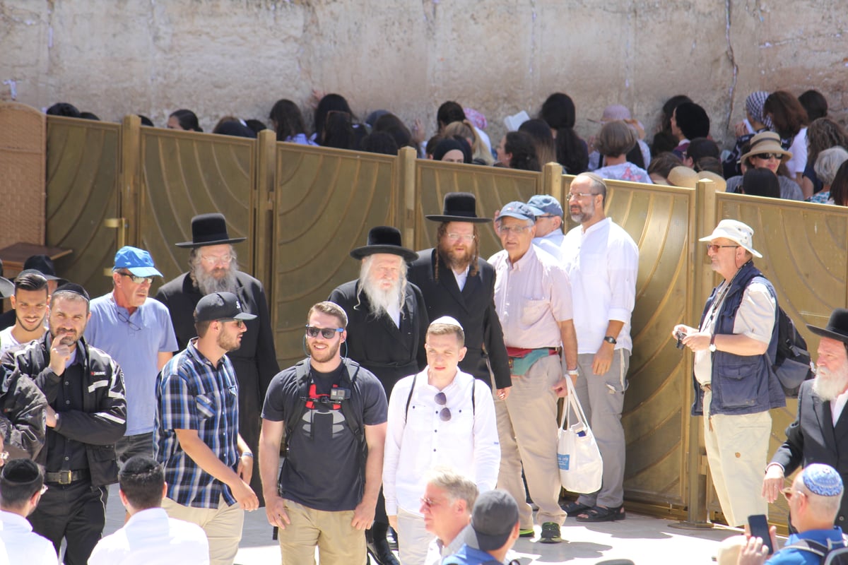 לפני הר הזיתים: האדמו"ר מגור התפלל בכותל המערבי