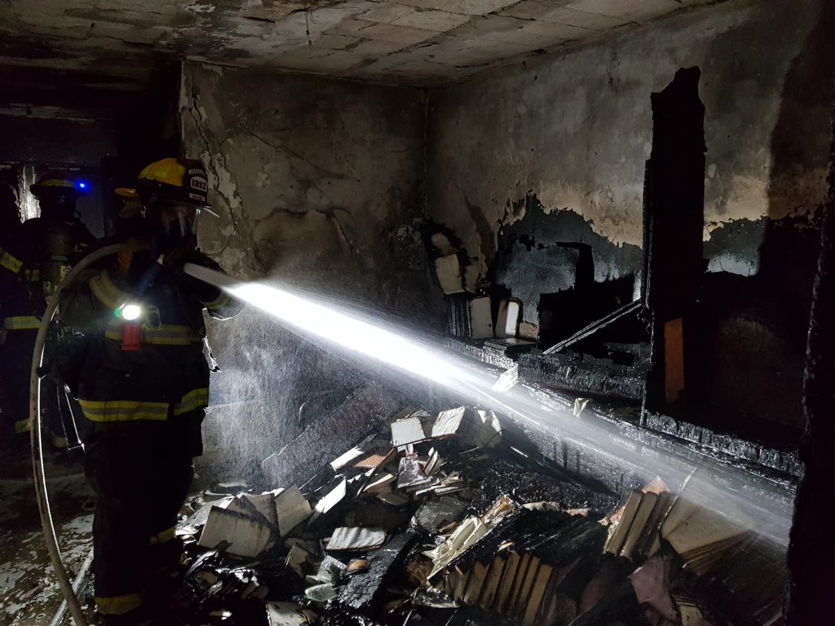 אש פרצה בבית: בני המשפחה נמלטו מהחלון • צפו