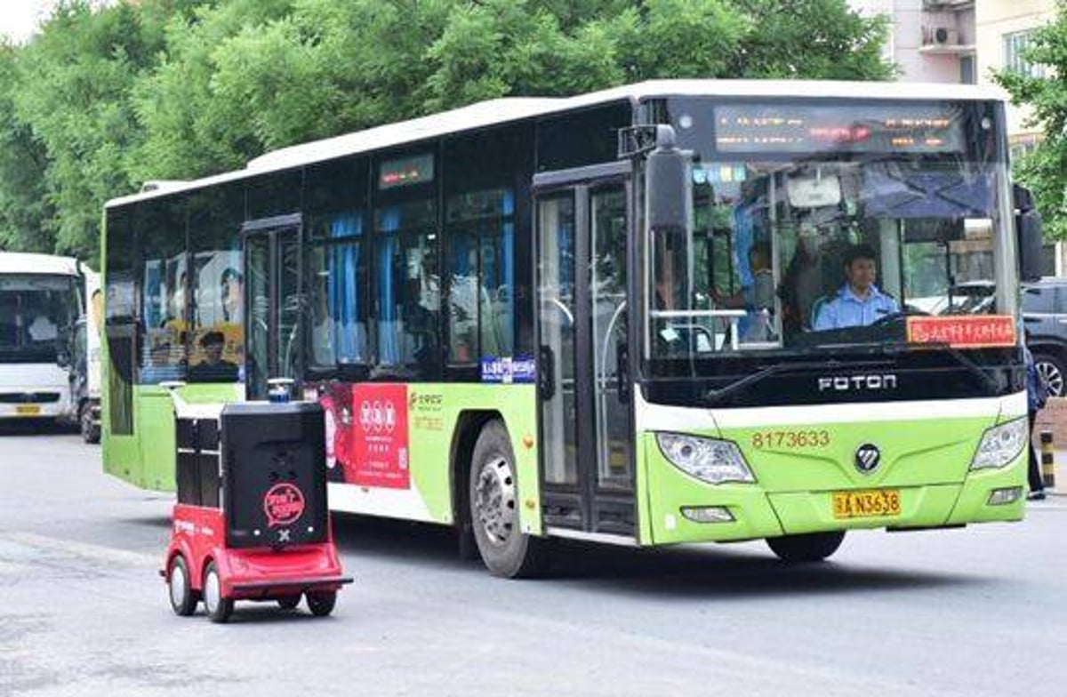 רק בסין: חברת המשלוחים הרובוטית החלה