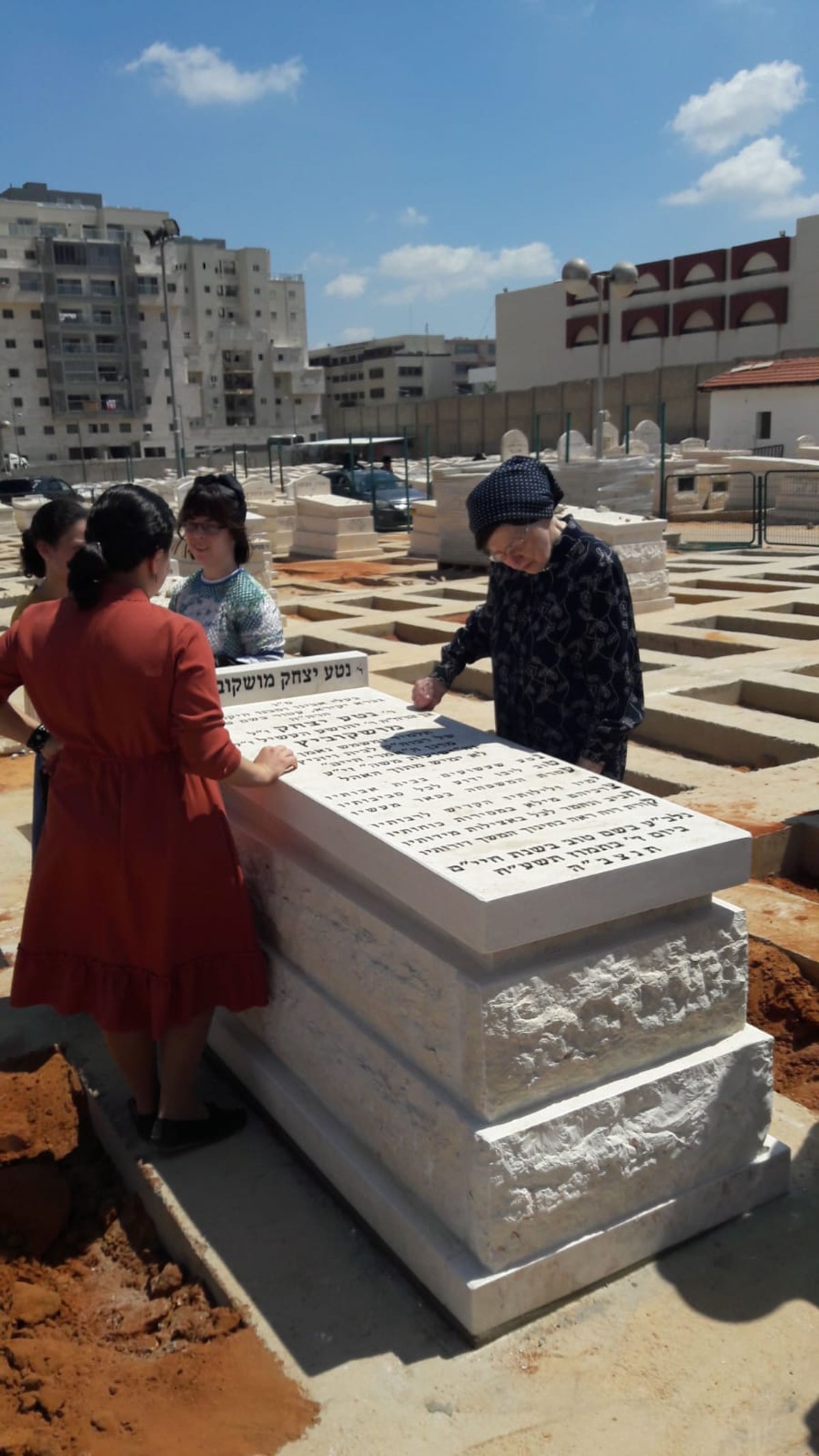 הוקמה מצבה בקבר המשב"ק המיתולוגי • תיעוד