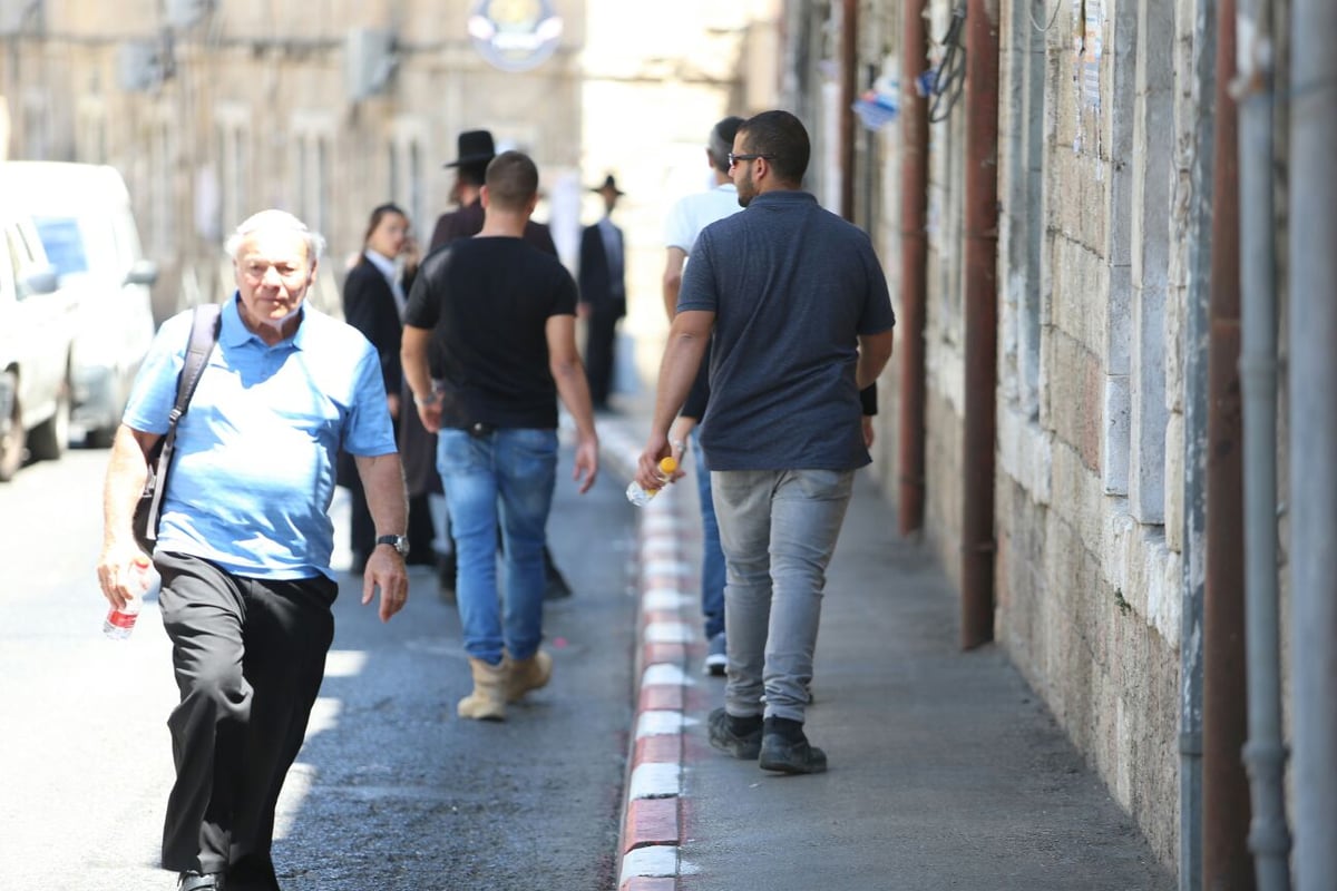 התקבלו באיפוק: פקחי המס פשטו על חנויות מאה שערים