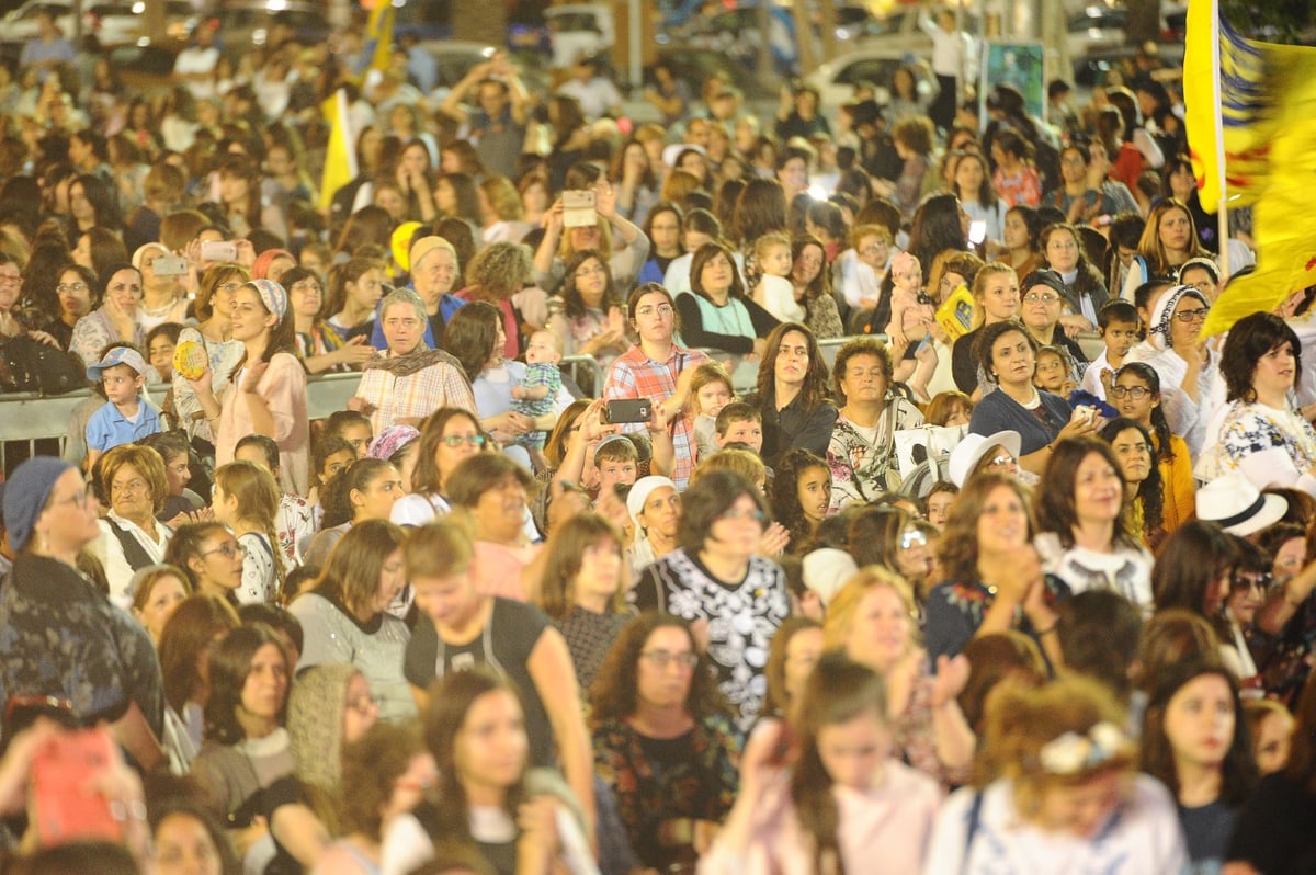 משיח בכיכר: החב"דניקים חילקו סוכריות למפגינים