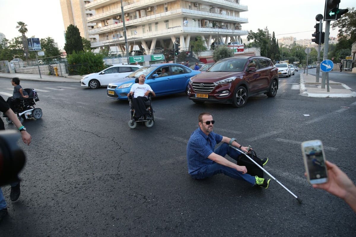 המפגינים ליד בית ראה"מ.