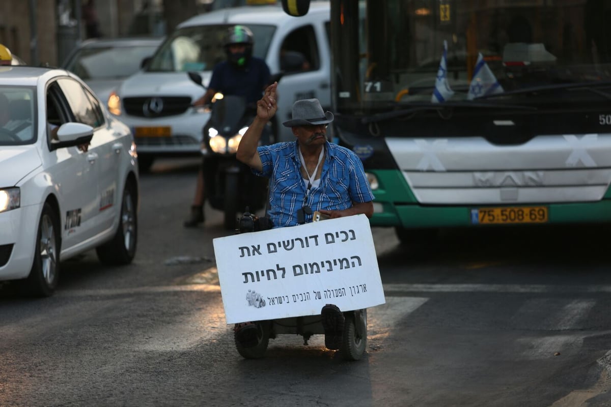 המפגינים ליד בית ראה"מ.