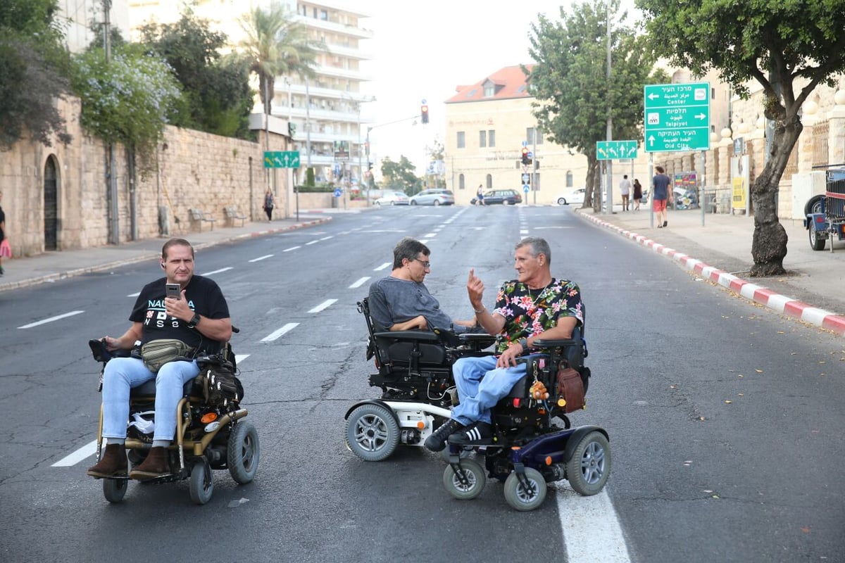 המפגינים ליד בית ראה"מ.