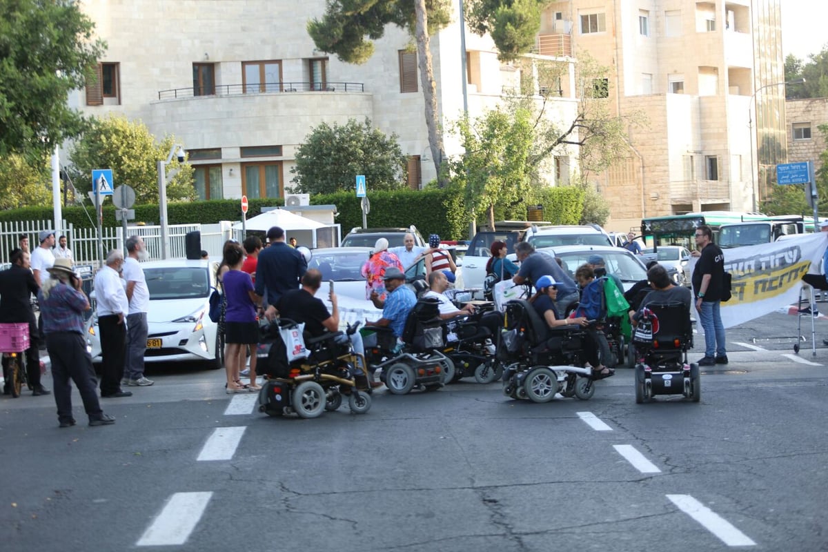 המפגינים ליד בית ראה"מ.