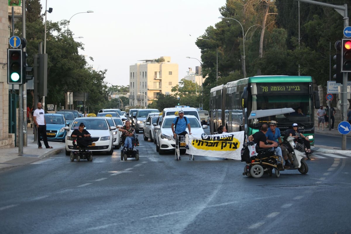 המפגינים ליד בית ראה"מ.