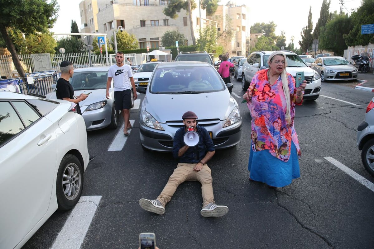 המפגינים ליד בית ראה"מ.