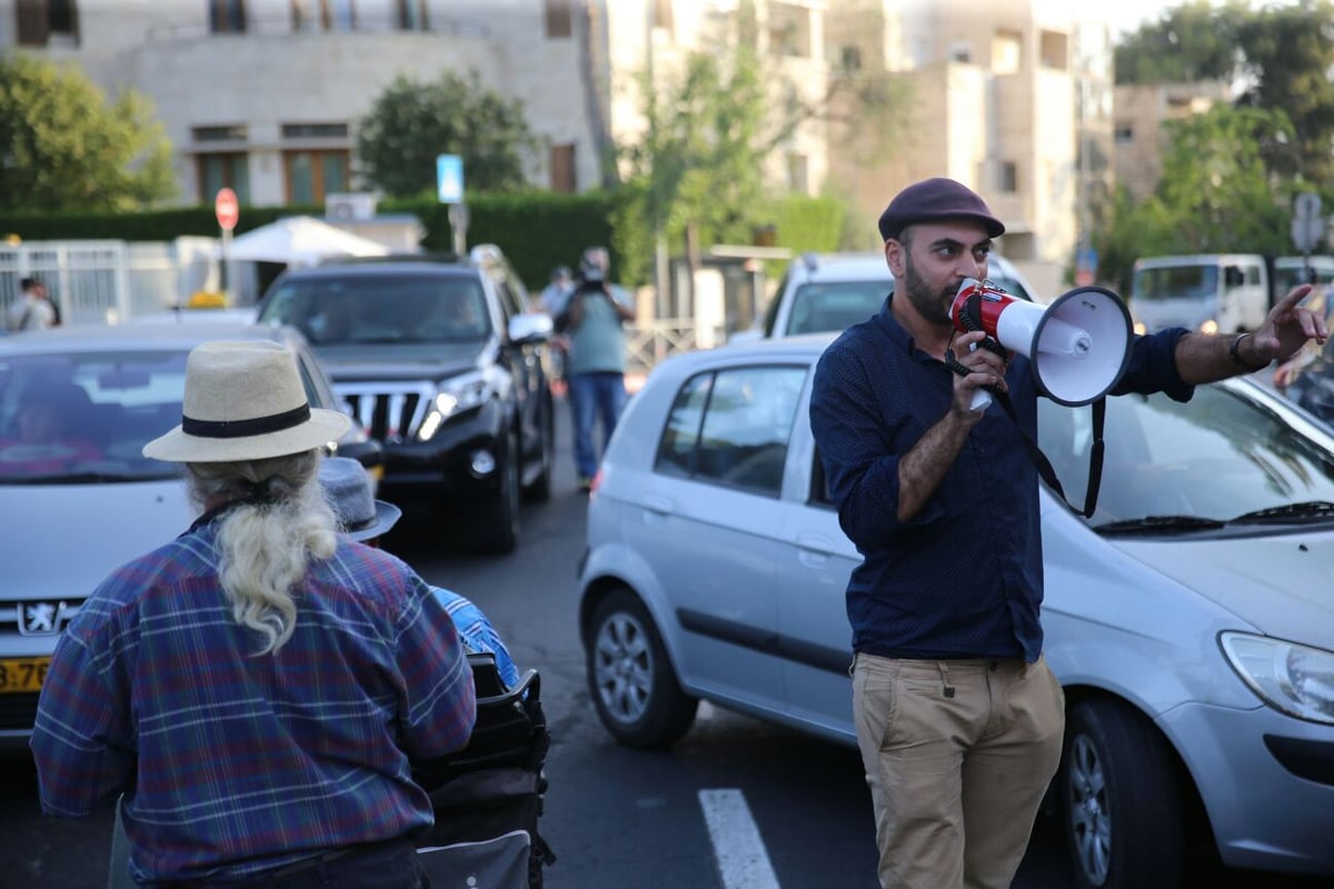 המפגינים ליד בית ראה"מ.