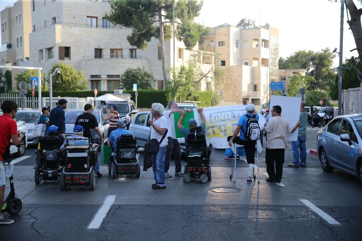 המפגינים ליד בית ראה"מ.