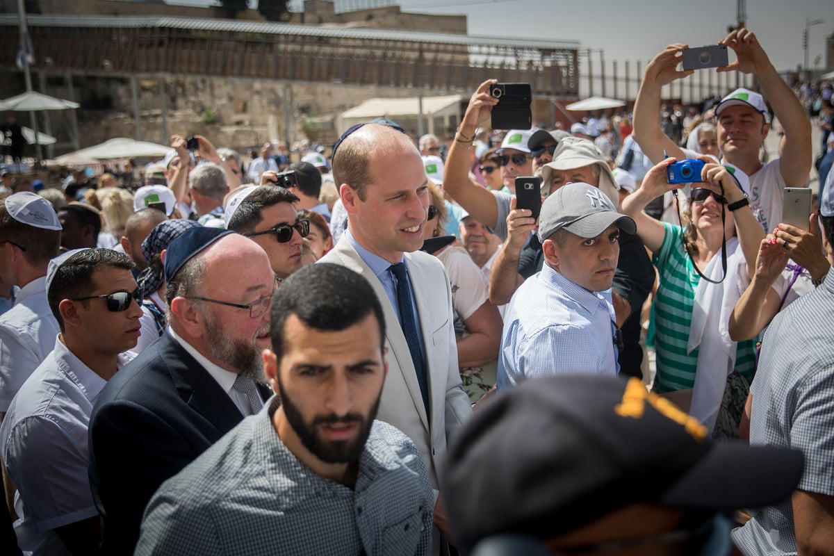 פתק התפילה של  הנסיך נלקח מהכותל. צפו