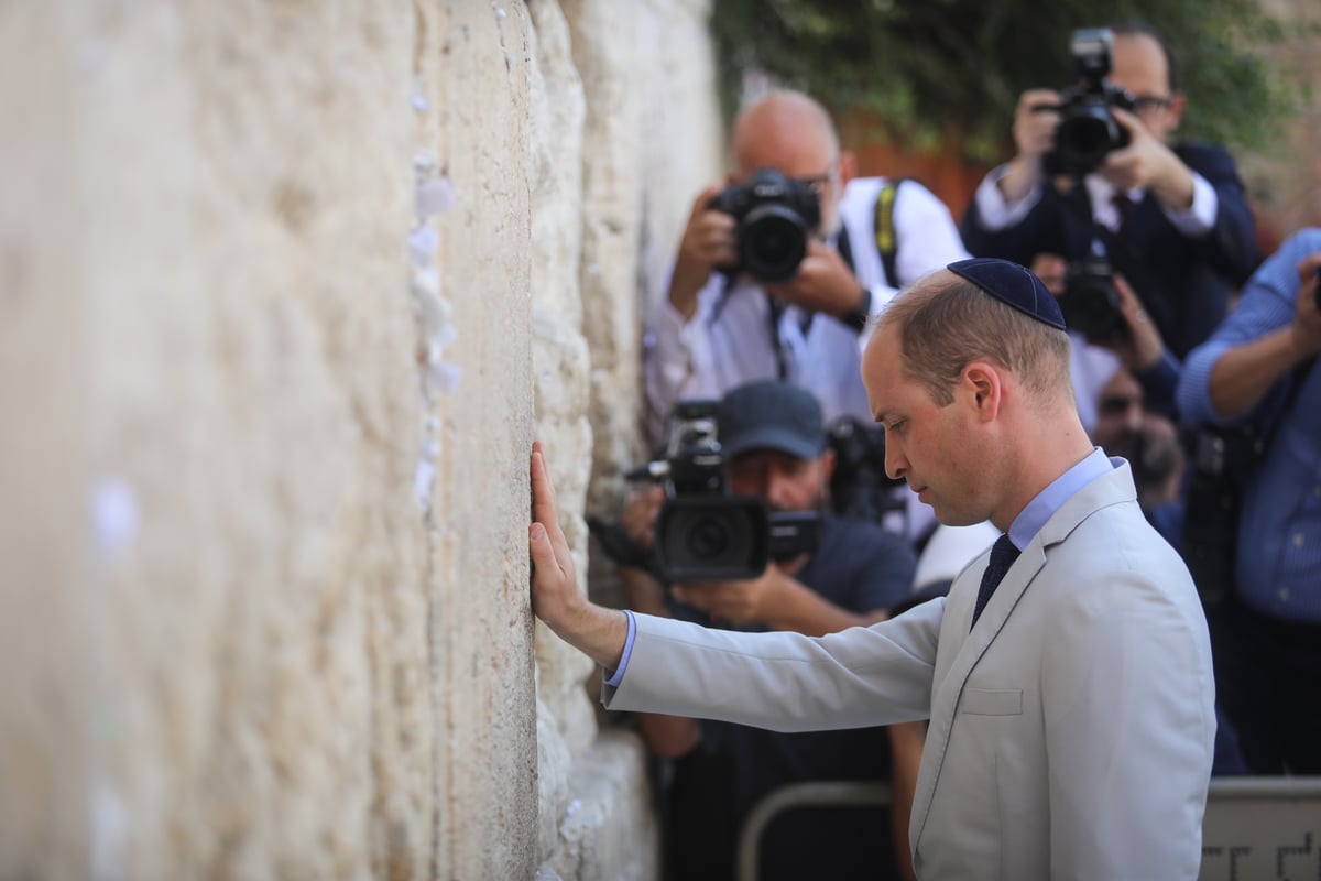 פתק התפילה של  הנסיך נלקח מהכותל. צפו