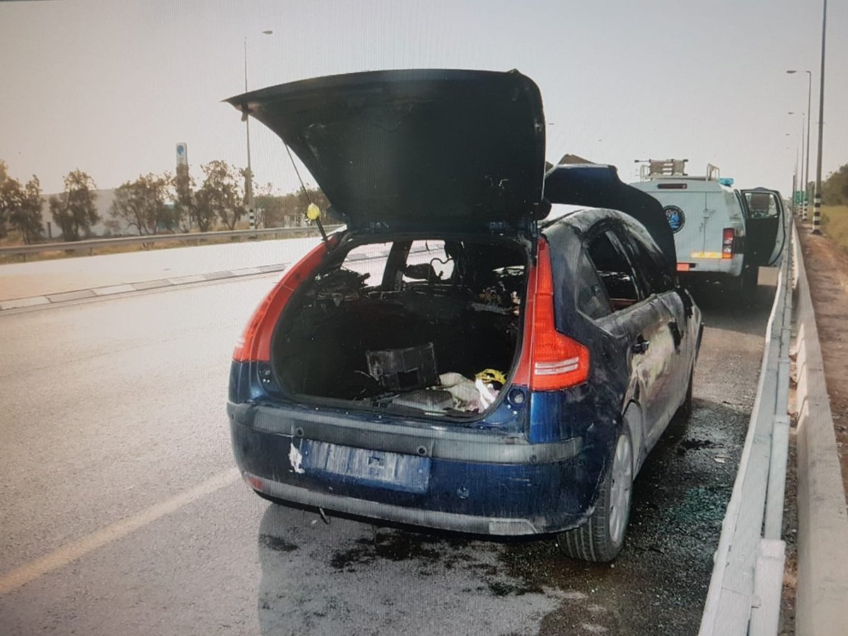 פרץ עם חבריו לרכב, הצית אותו ו... נכווה קשות