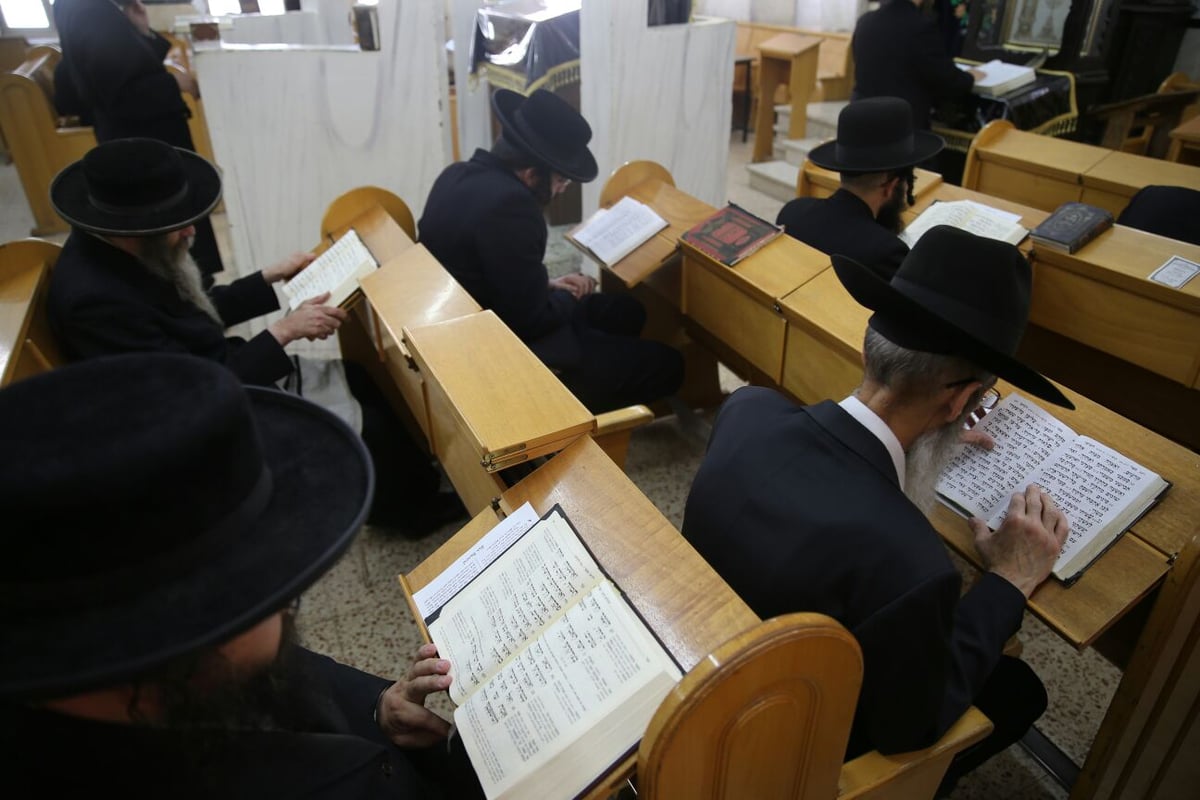 אנשי 'הישוב הישן' בסליחות נגד חוק הגיוס