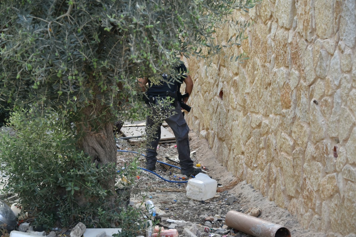 עשרות שוטרים פשטו על אום אל פחם • צפו