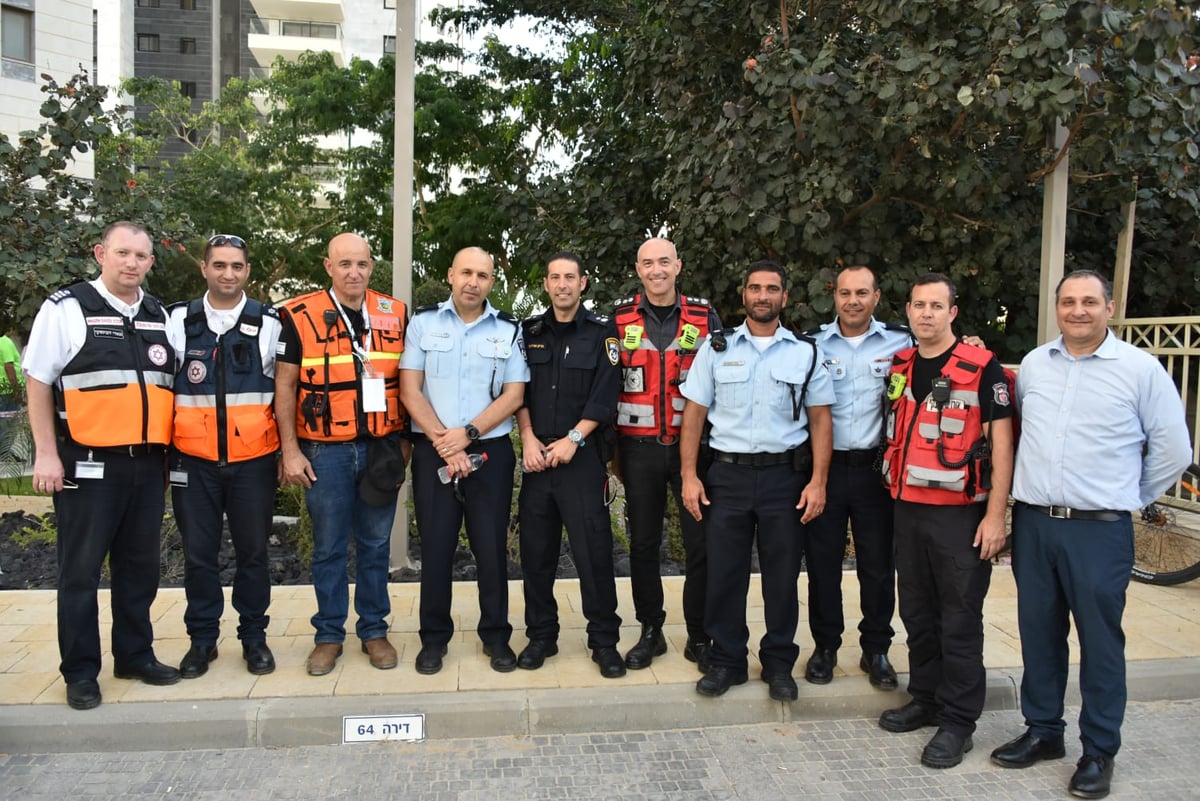 רקטה "פגעה" בדירה בקומה 18 בפתח תקווה • צפו