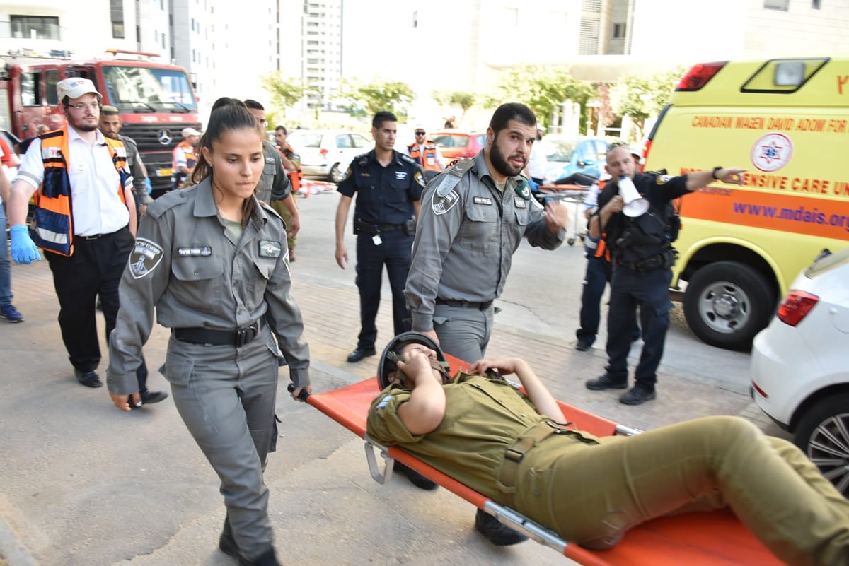 רקטה "פגעה" בדירה בקומה 18 בפתח תקווה • צפו