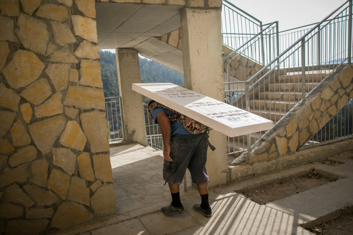 שיווק מצבות לאבלים בזמן השבעה תיאסר