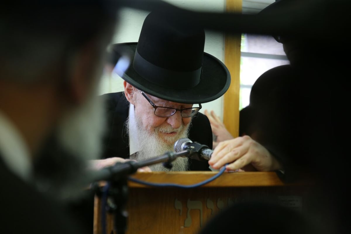 המונים במסע הלווית ראש ישיבת 'עטרת ישראל'