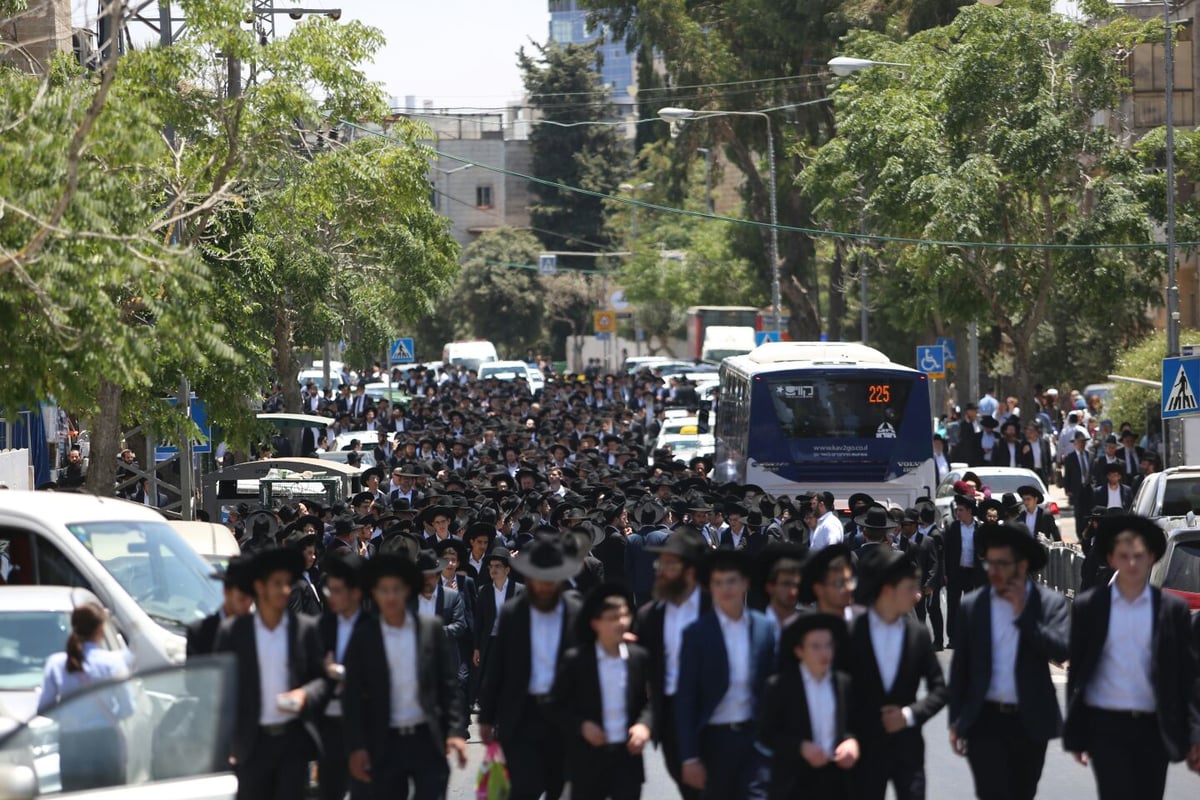 המונים במסע הלווית ראש ישיבת 'עטרת ישראל'