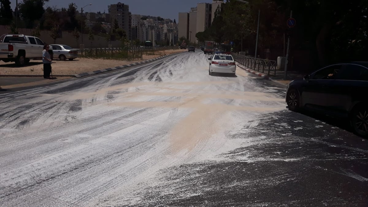 צבע רב נשפך ממשאית בצומת ה'מפלצת'