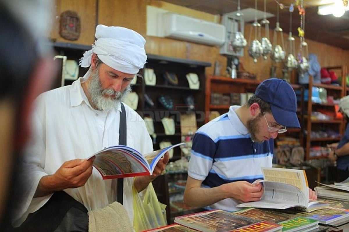 יהודים בקבר אהרון הכהן